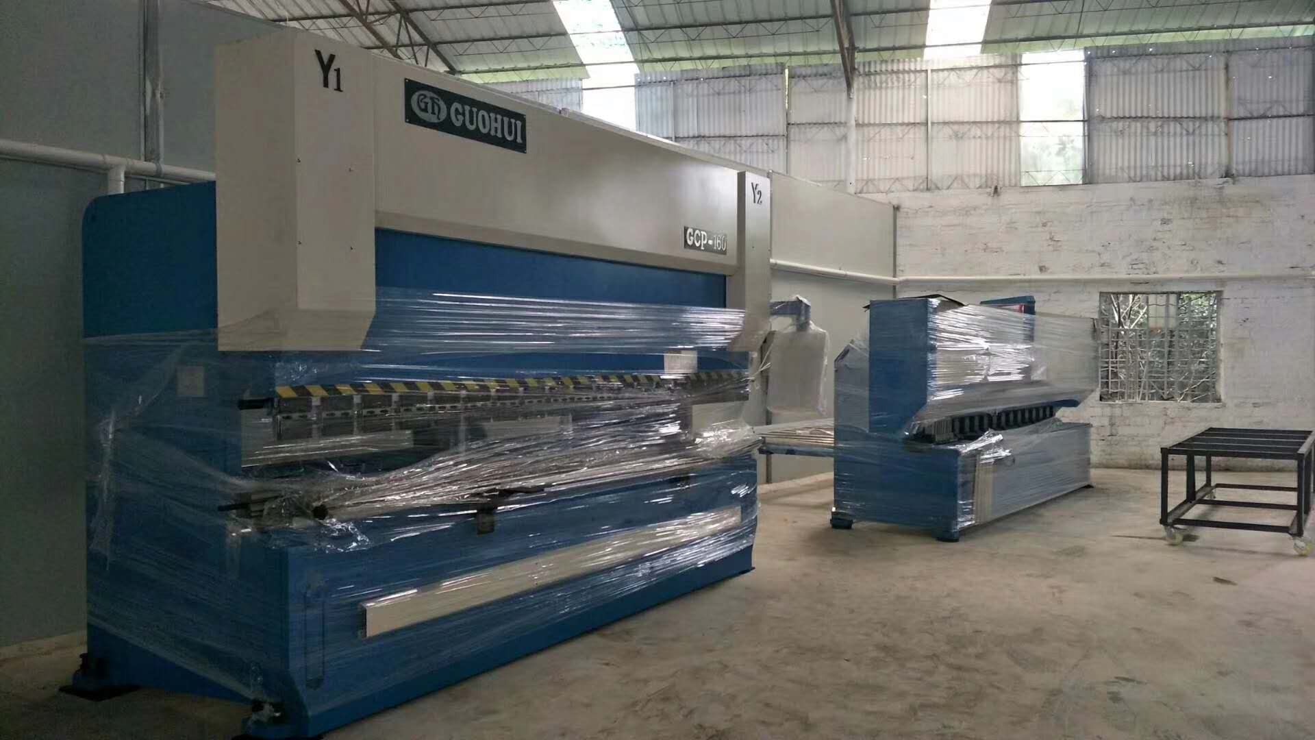 十月，金秋送爽，國(guó)輝送機(jī)