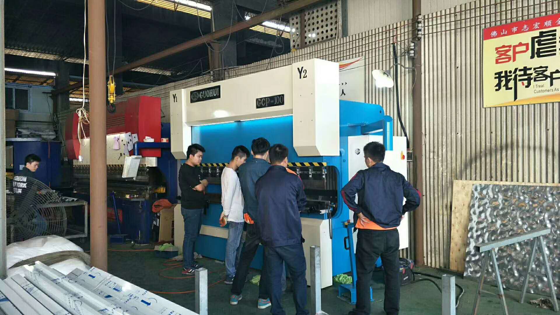 國(guó)輝機(jī)械3臺(tái)電液伺服折彎?rùn)C(jī)抵達(dá)佛山力源市場(chǎng)