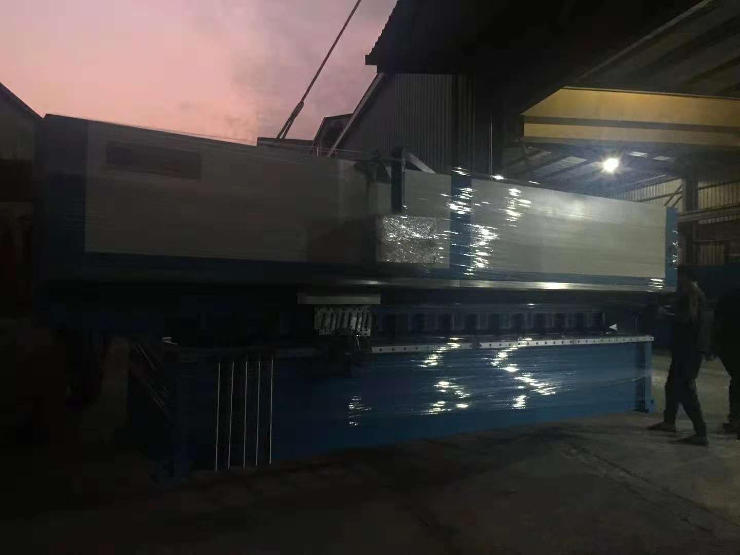 國輝機(jī)械兩臺4米雙頭刨槽機(jī)發(fā)往廣州番禺